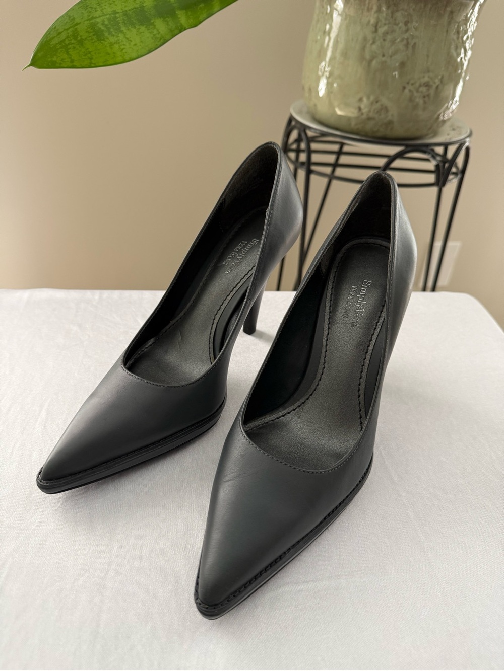 Simply Vera by Vera Wang Pointed-Toe Leather Stilettos size 7